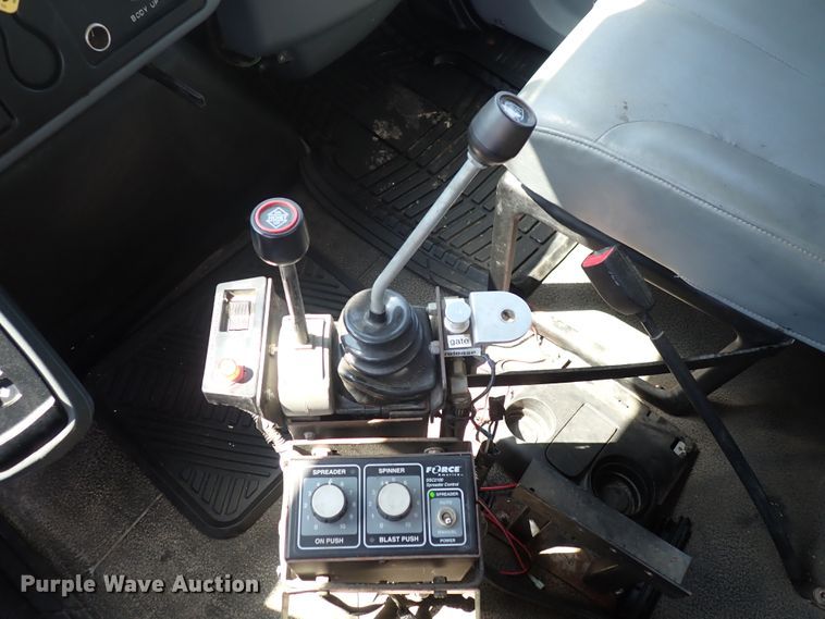 image for item DN2017 2004 International 7400  dump truck