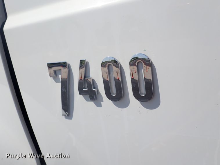 image for item DN2017 2004 International 7400  dump truck