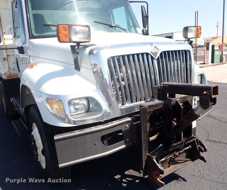 image for item DN2017 2004 International 7400  dump truck