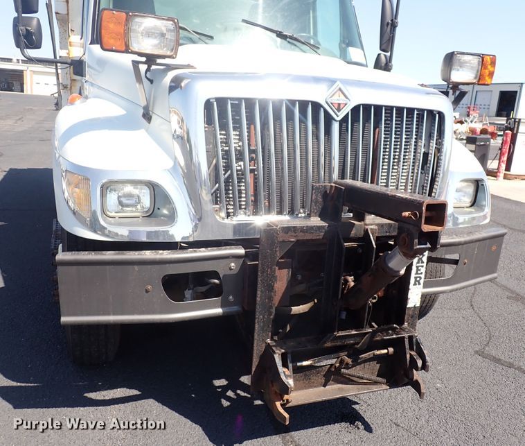 image for item DN2017 2004 International 7400  dump truck