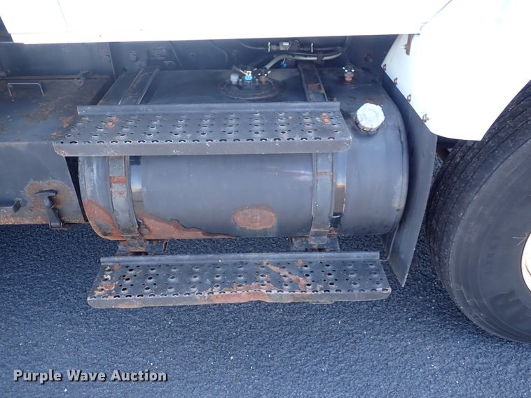 image for item DN2017 2004 International 7400  dump truck