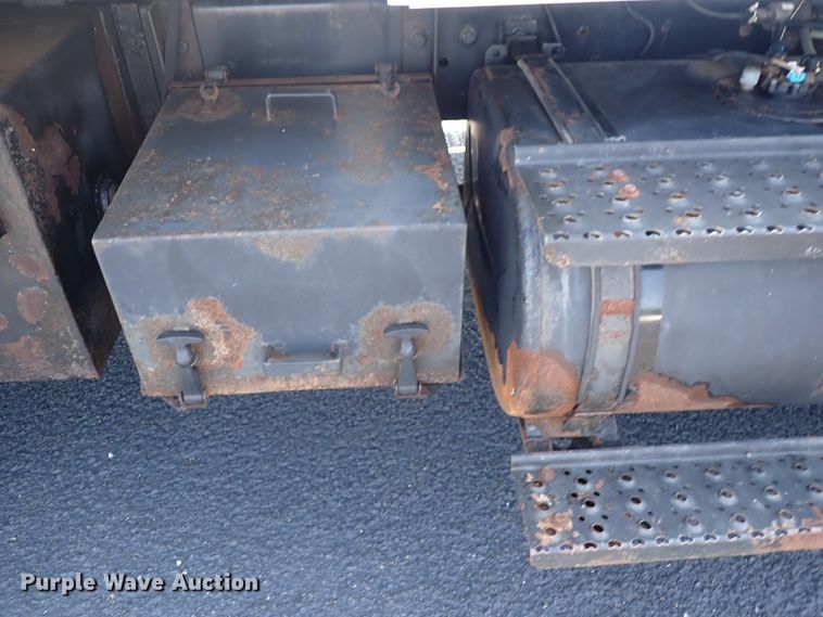 image for item DN2017 2004 International 7400  dump truck