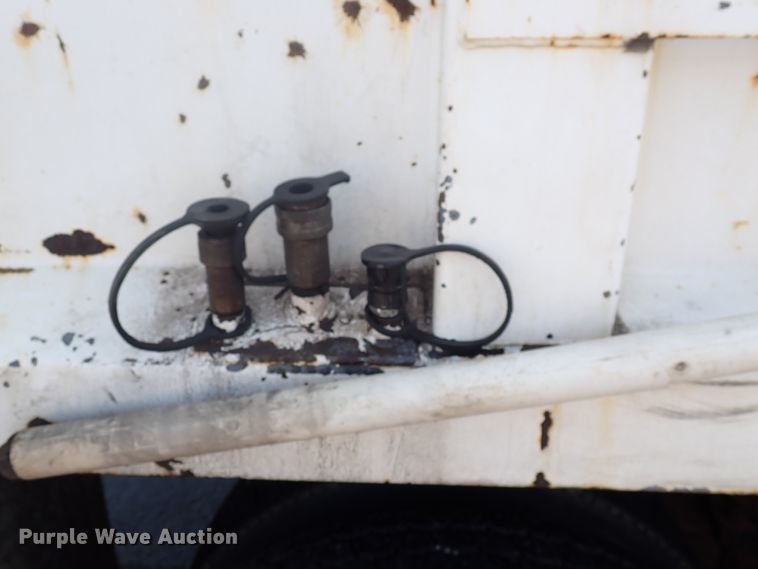 image for item DN2017 2004 International 7400  dump truck