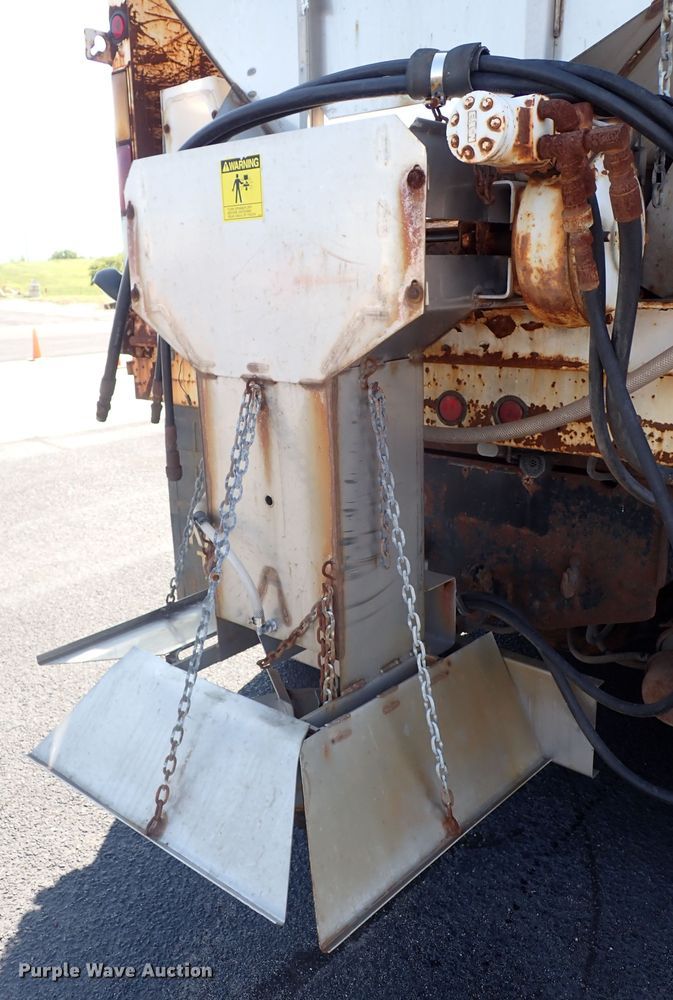 image for item DN2017 2004 International 7400  dump truck