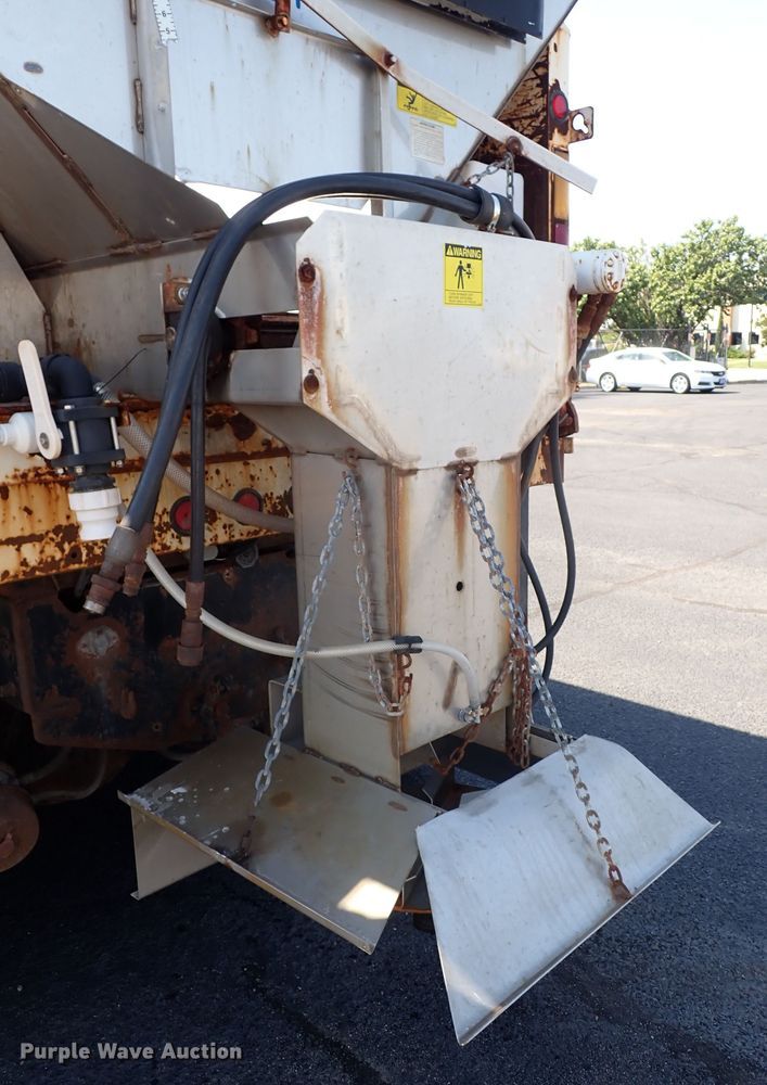 image for item DN2017 2004 International 7400  dump truck