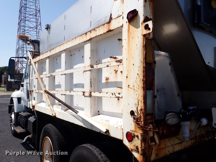 image for item DN2017 2004 International 7400  dump truck