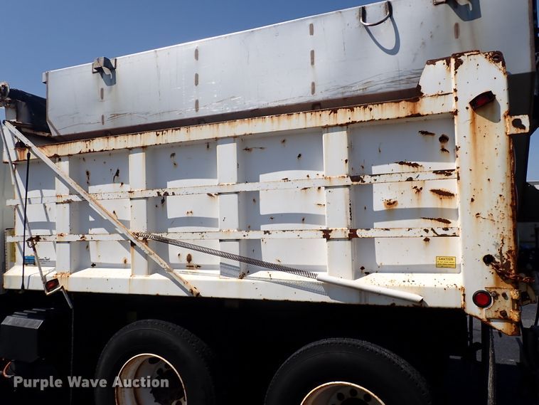 image for item DN2017 2004 International 7400  dump truck