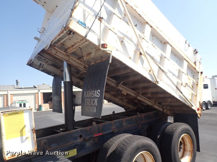 image for item DN2017 2004 International 7400  dump truck