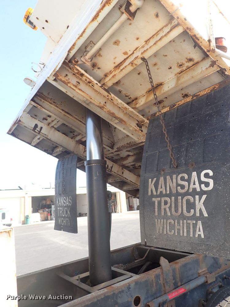 image for item DN2017 2004 International 7400  dump truck