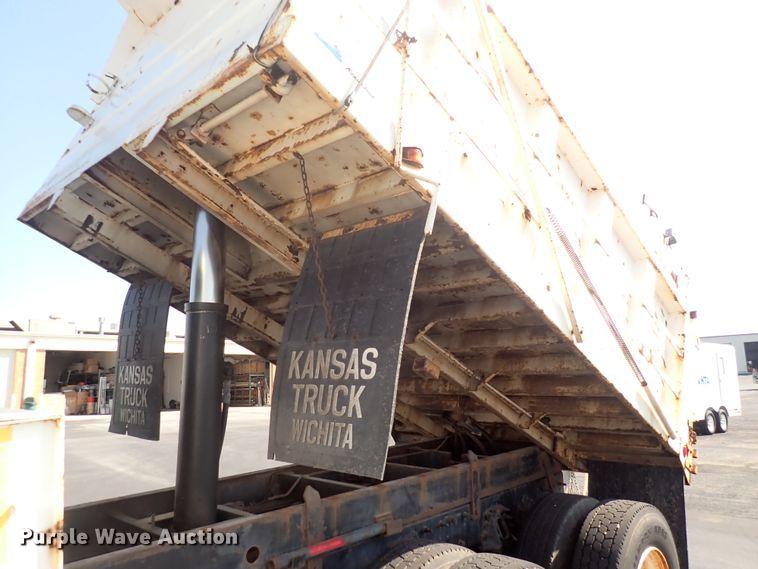 image for item DN2017 2004 International 7400  dump truck