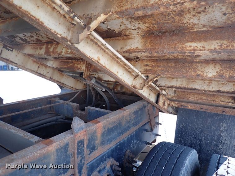 image for item DN2017 2004 International 7400  dump truck