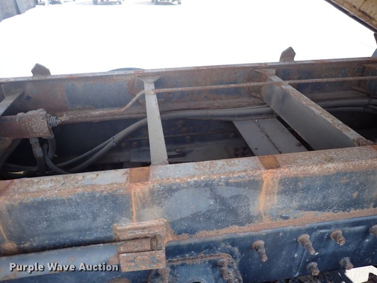 image for item DN2017 2004 International 7400  dump truck