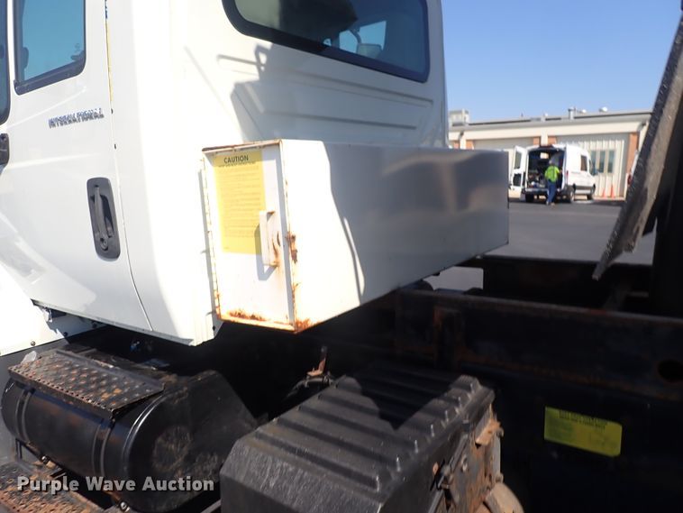 image for item DN2017 2004 International 7400  dump truck