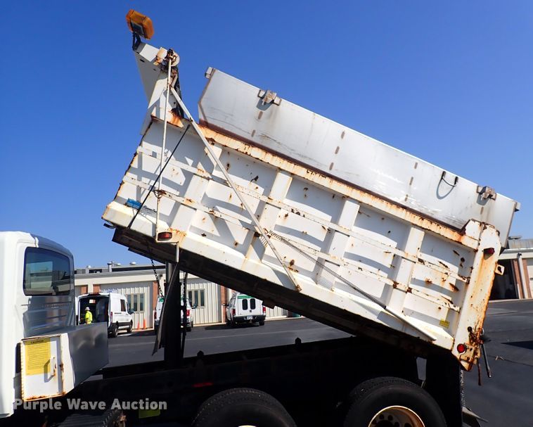 image for item DN2017 2004 International 7400  dump truck