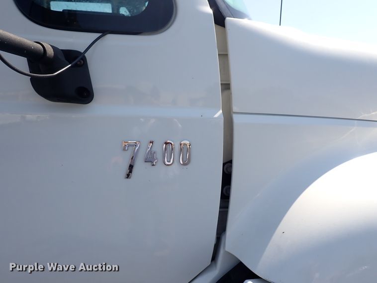 image for item DN2017 2004 International 7400  dump truck