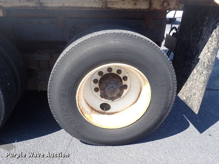 image for item DN2017 2004 International 7400  dump truck