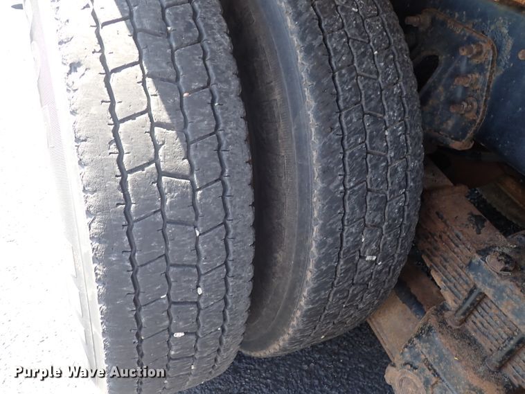 image for item DN2017 2004 International 7400  dump truck