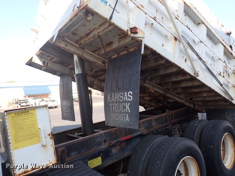 image for item DN2017 2004 International 7400  dump truck