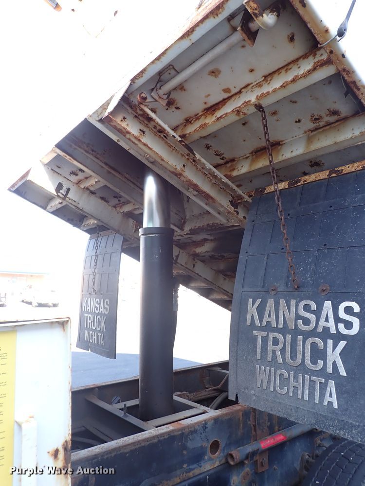 image for item DN2017 2004 International 7400  dump truck