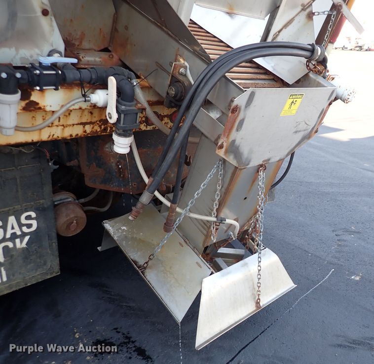 image for item DN2017 2004 International 7400  dump truck