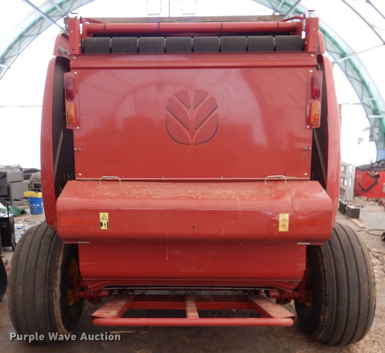 image for item DI5723 2014 New Holland Roll-Belt 560 Specialty Crop  round baler