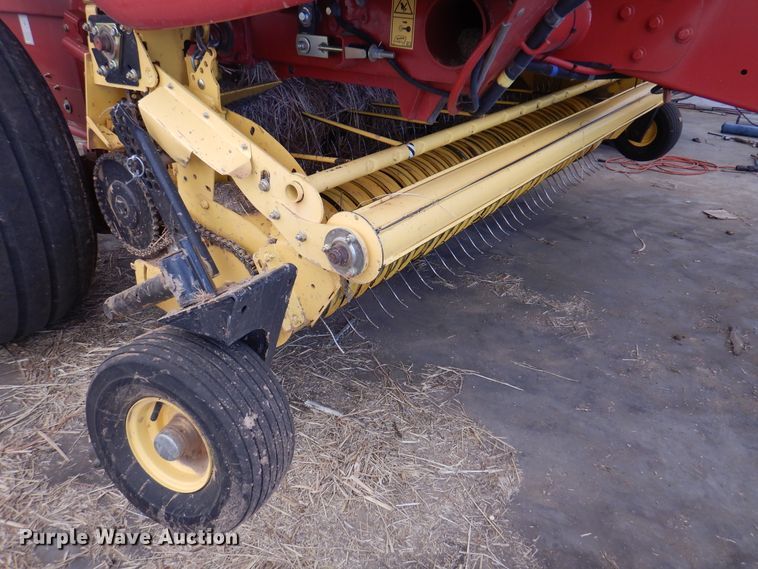 image for item DI5723 2014 New Holland Roll-Belt 560 Specialty Crop  round baler