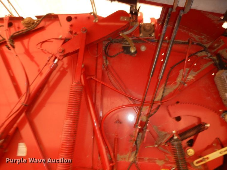 image for item DI5723 2014 New Holland Roll-Belt 560 Specialty Crop  round baler