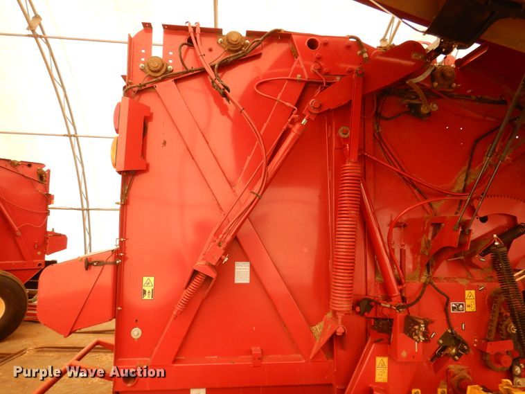 image for item DI5723 2014 New Holland Roll-Belt 560 Specialty Crop  round baler