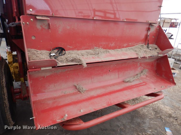 image for item DI5723 2014 New Holland Roll-Belt 560 Specialty Crop  round baler