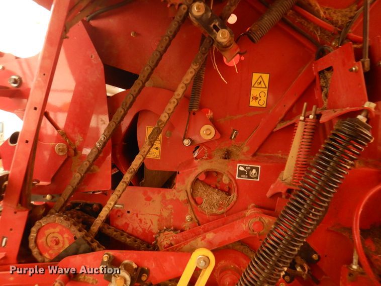 image for item DI5723 2014 New Holland Roll-Belt 560 Specialty Crop  round baler