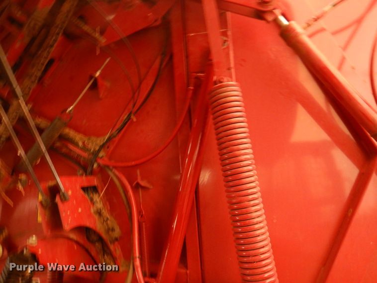 image for item DI5723 2014 New Holland Roll-Belt 560 Specialty Crop  round baler