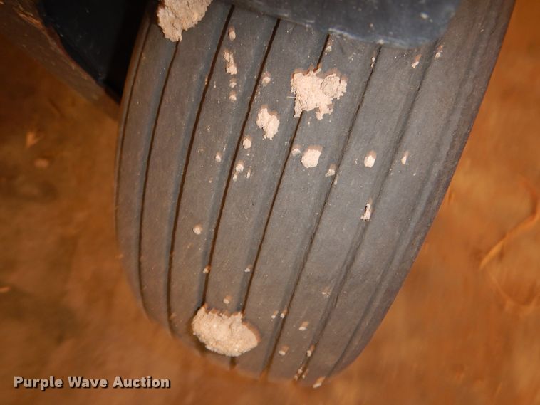 image for item DI5723 2014 New Holland Roll-Belt 560 Specialty Crop  round baler