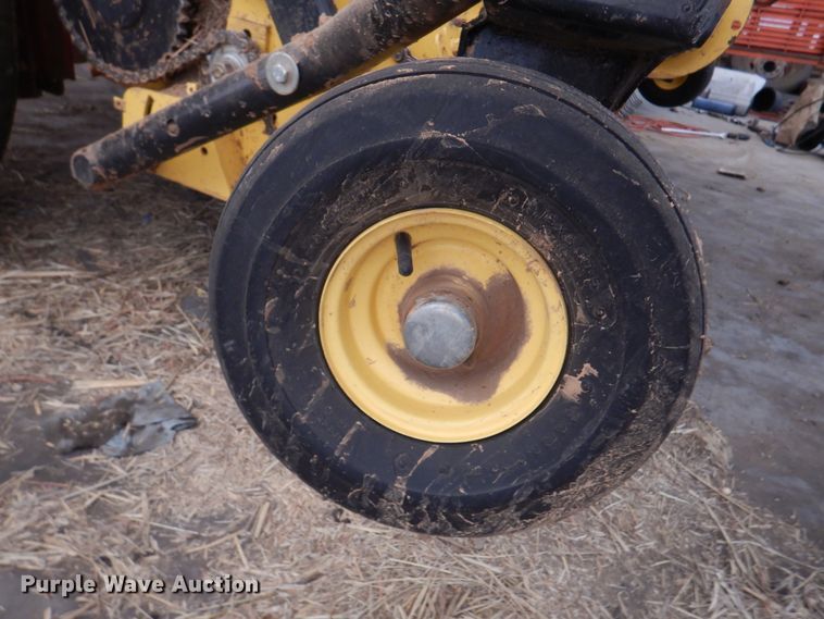 image for item DI5723 2014 New Holland Roll-Belt 560 Specialty Crop  round baler