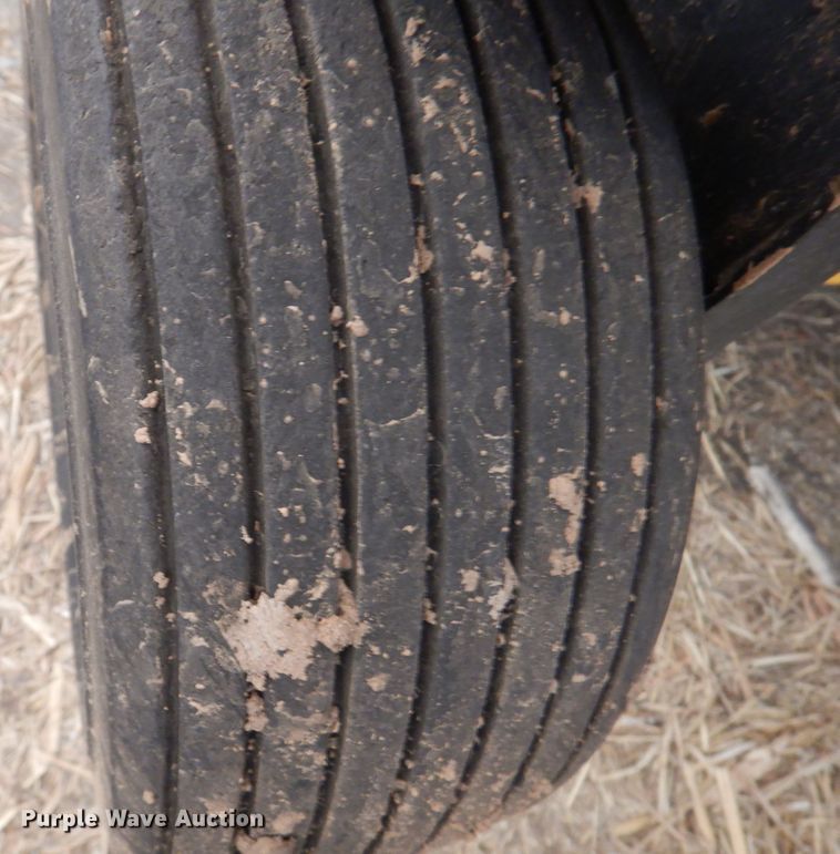 image for item DI5723 2014 New Holland Roll-Belt 560 Specialty Crop  round baler