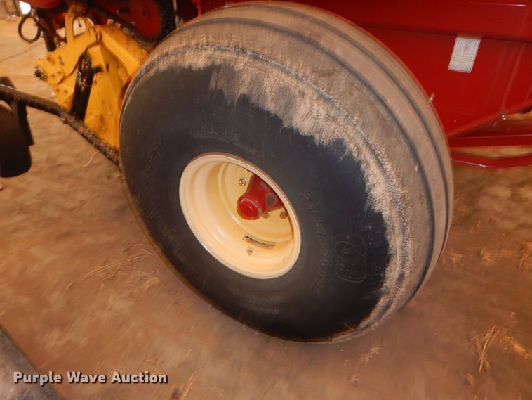 image for item DI5723 2014 New Holland Roll-Belt 560 Specialty Crop  round baler