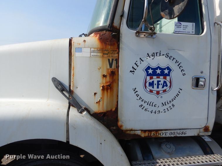 image for item DL6304 1995 White GMC WG  feed delivery truck