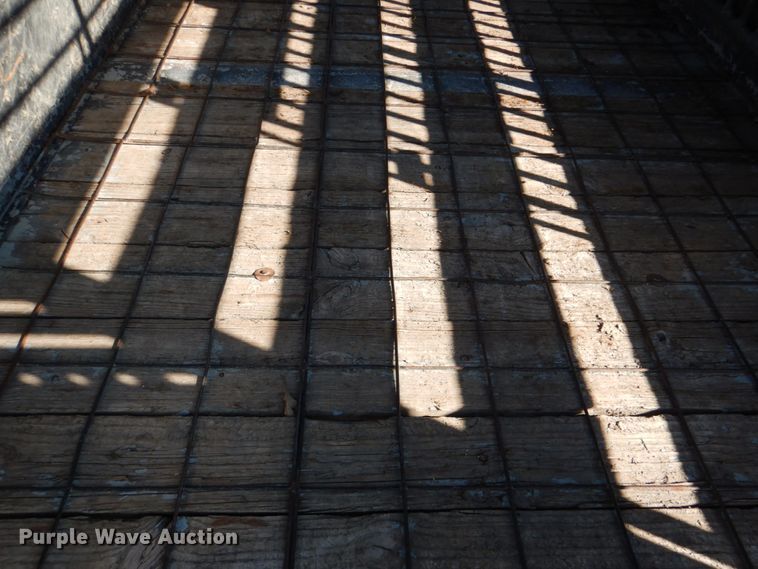 image for item IR9144 2010 WW  livestock trailer