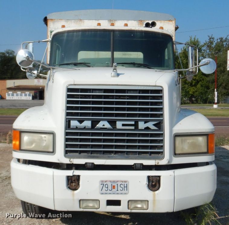 image for item JG9142 1996 Mack CH613  fertilizer delivery truck