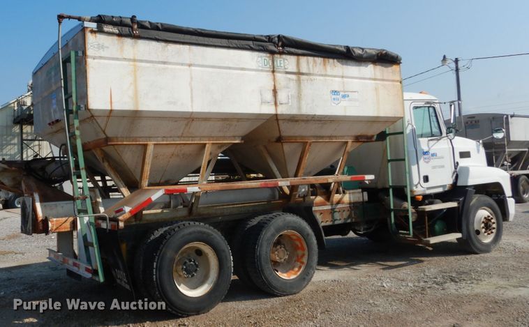 image for item JG9142 1996 Mack CH613  fertilizer delivery truck