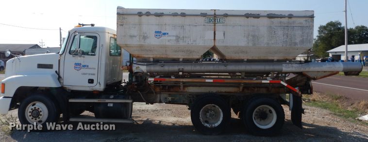 image for item JG9142 1996 Mack CH613  fertilizer delivery truck