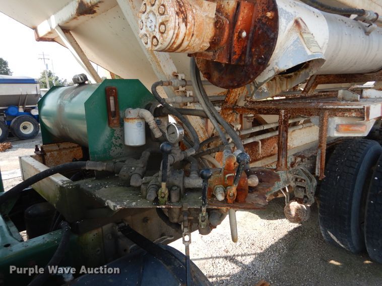 image for item JG9142 1996 Mack CH613  fertilizer delivery truck