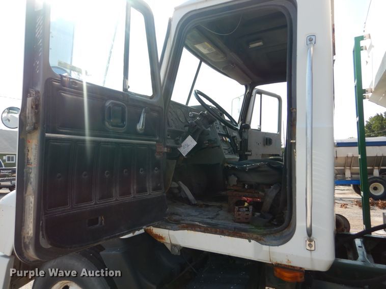 image for item JG9142 1996 Mack CH613  fertilizer delivery truck