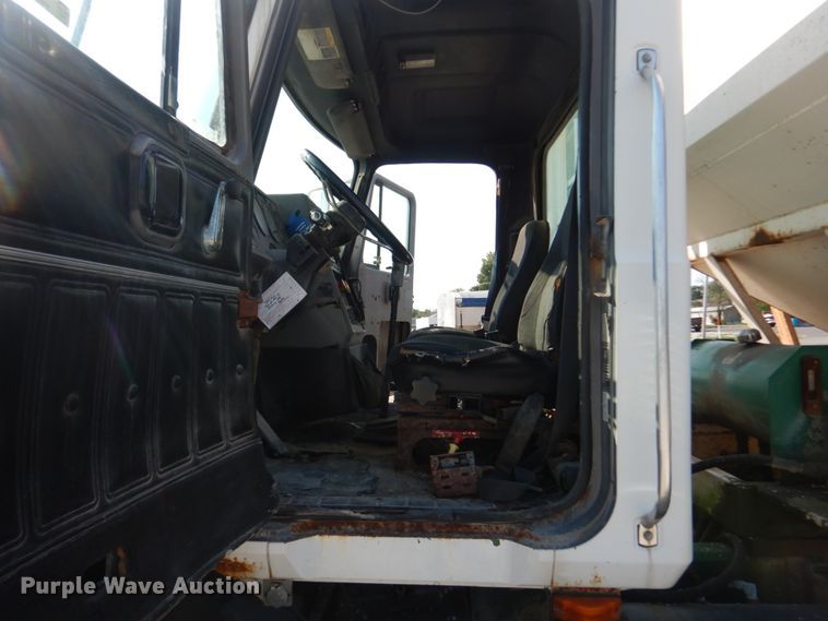 image for item JG9142 1996 Mack CH613  fertilizer delivery truck