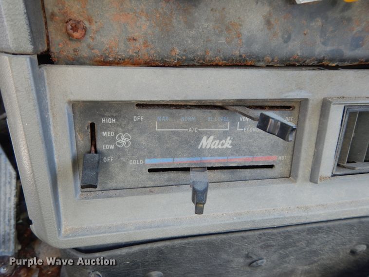 image for item JG9142 1996 Mack CH613  fertilizer delivery truck