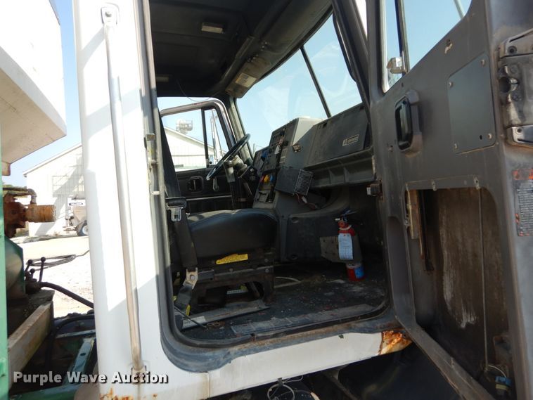 image for item JG9142 1996 Mack CH613  fertilizer delivery truck