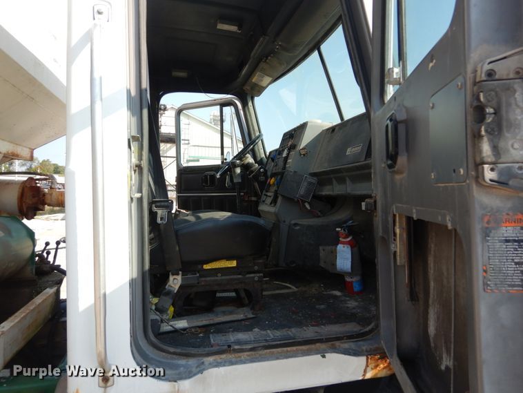 image for item JG9142 1996 Mack CH613  fertilizer delivery truck