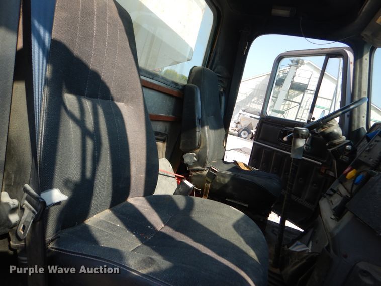 image for item JG9142 1996 Mack CH613  fertilizer delivery truck