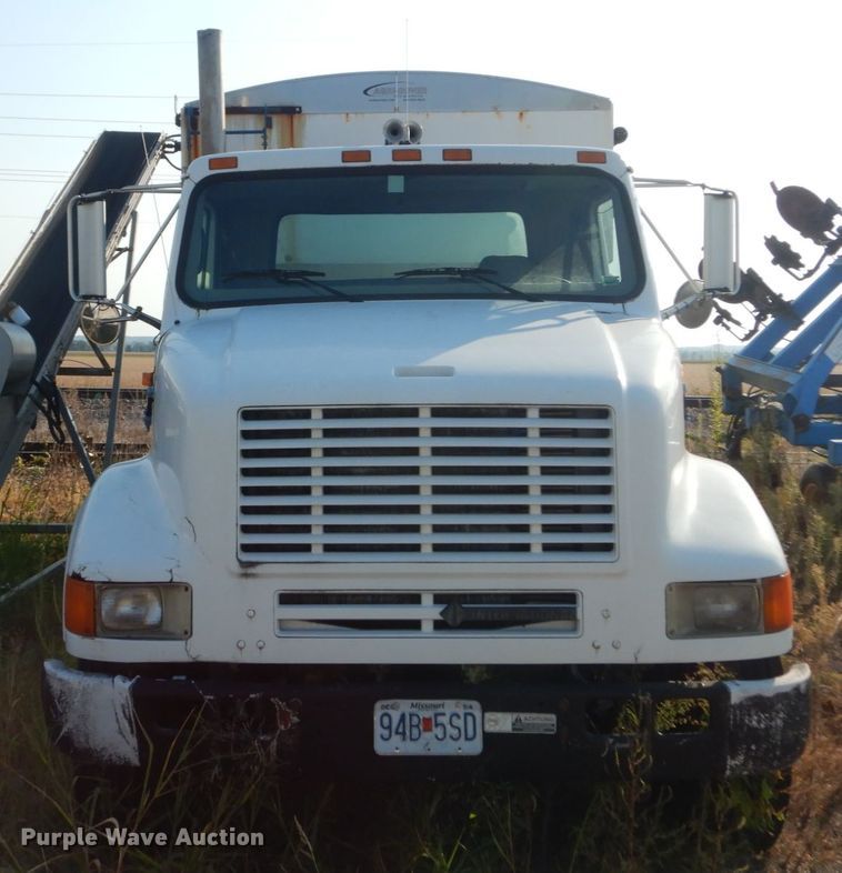 image for item JG9146 1998 International 8100  fertilizer delivery truck