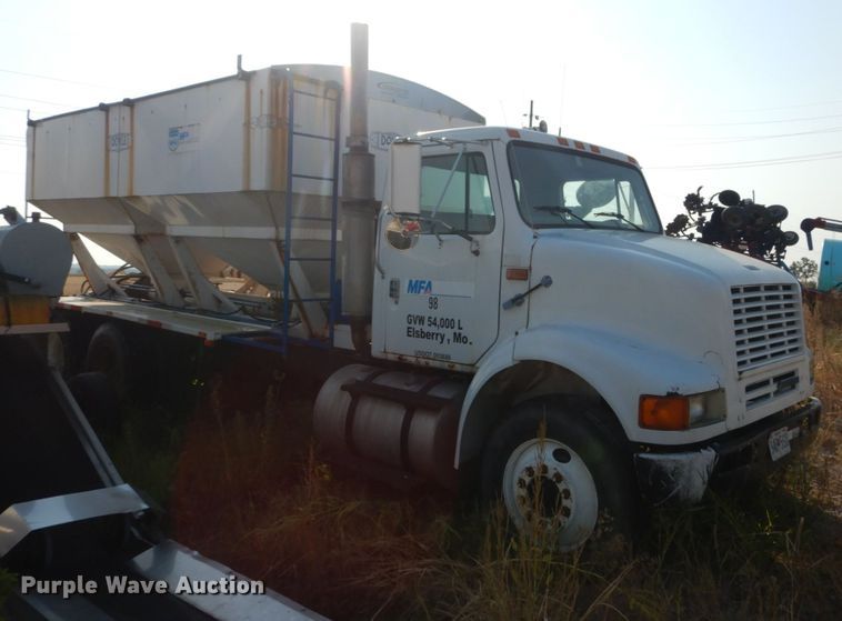image for item JG9146 1998 International 8100  fertilizer delivery truck