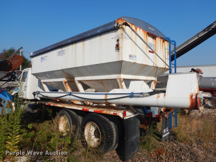 image for item JG9146 1998 International 8100  fertilizer delivery truck